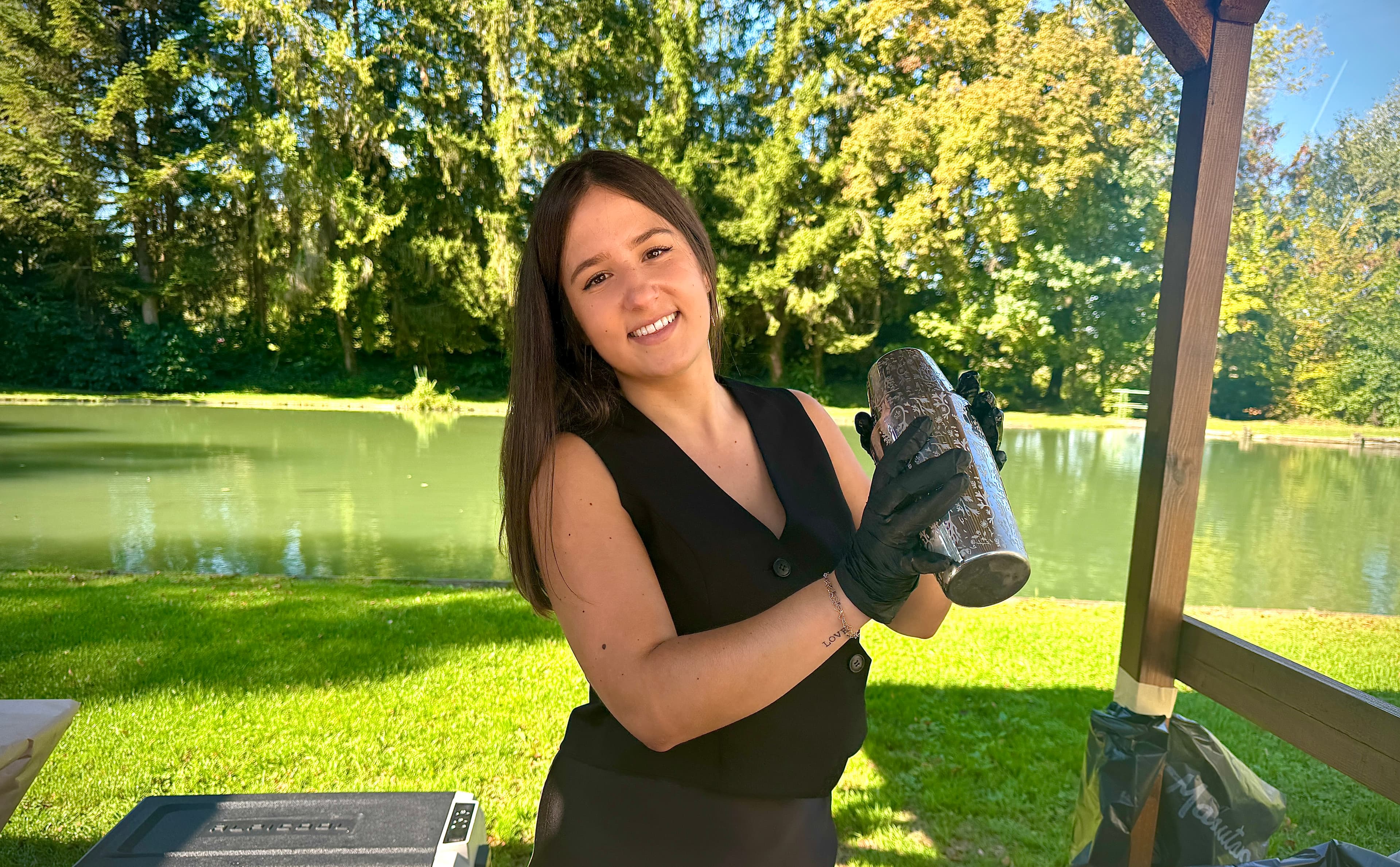 Alexia préparant un cocktail